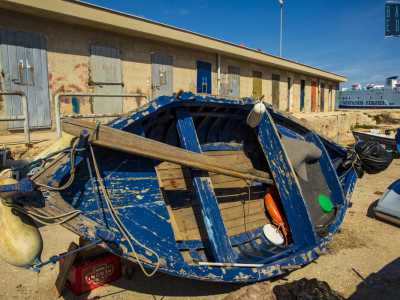 La barca su cui sta lavorando � stata interamente costruita da lui quarant�anni fa, ma la chiglia ha subito un attacco di vermi e deve quindi essere sostituita